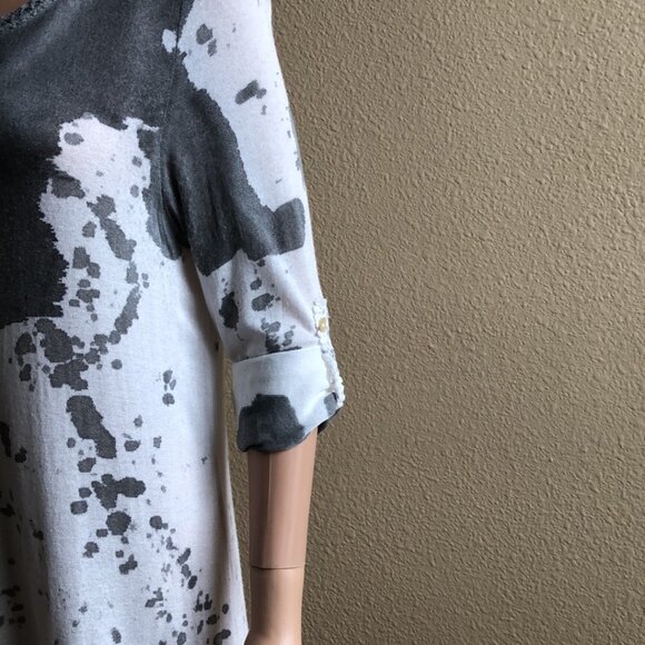 Beautiful top with sheer overlay - Picture 2 of 9